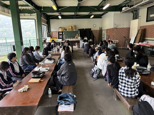 魔女のお話が始まり、みんな一生懸命に聞いています。