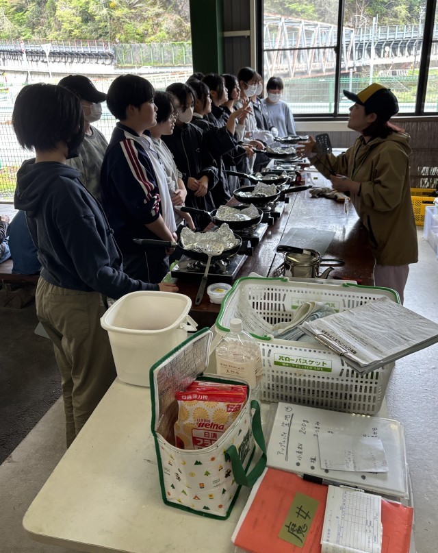 みんなでこねて、りんごを切って準備したパイをこれから焼きます。