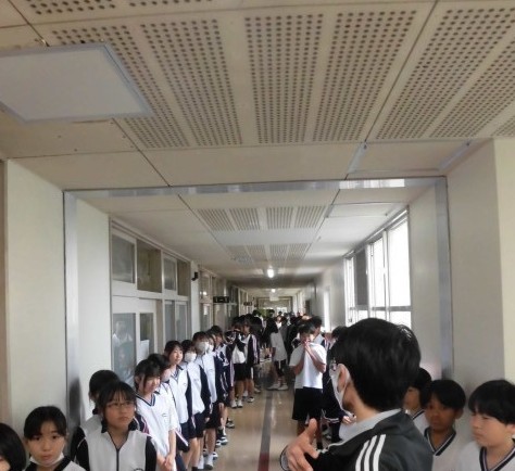 静かに、素早く廊下に並べました