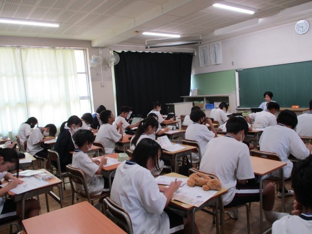 黙々と勉強しています