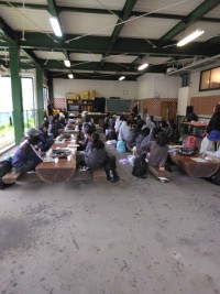 ラベンダーやミントなどのハーブを採取し、みんなで種類や特徴を確認しています。