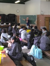 アップルパイを作ります。伸ばした生地にリンゴを載せて焼きます。