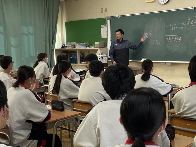 302修学旅行の班活動目標決め　先生も含めてみんなでわきあいあい話し合い.JPG