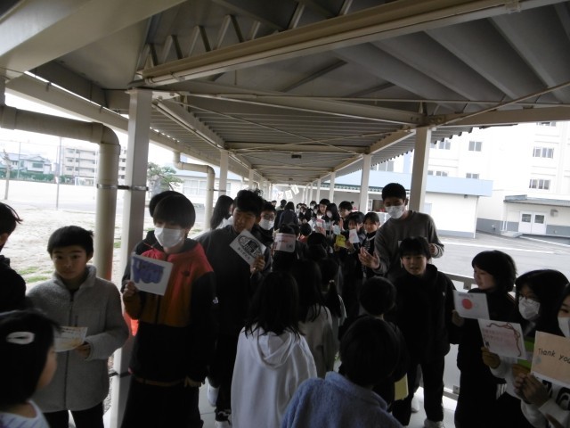 退場したはずの6年生が花道をつくってくれました