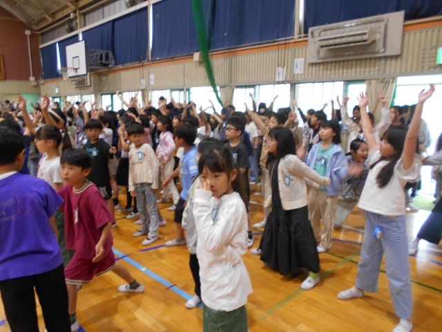 高座ジャンケンを楽しんでいます。