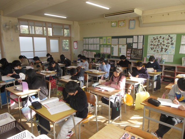 ５年２組（日誌の丸つけ）