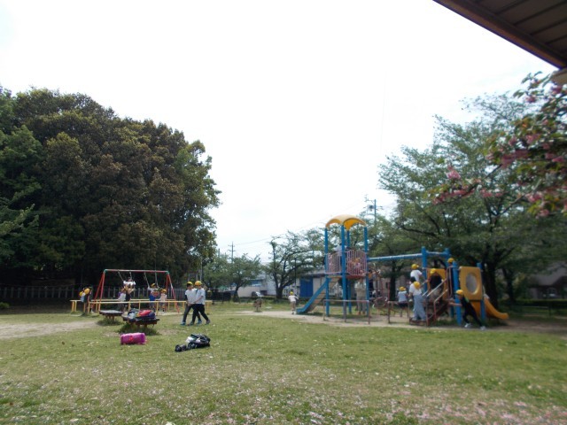 公園で遊んでいる様子