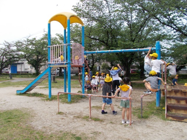 公園で遊んでいる様子