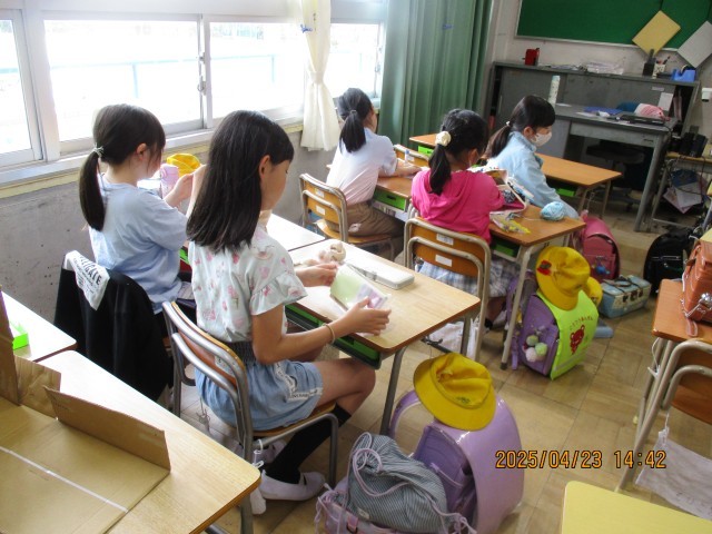 ＜工作クラブ＞思い思いの材料を持ち合って、自分の好きなもの作ります。