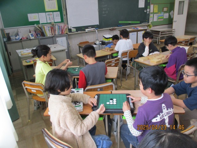 ＜室内ゲームクラブ＞オセロ、将棋、トランプに分かれって対戦をしていました。