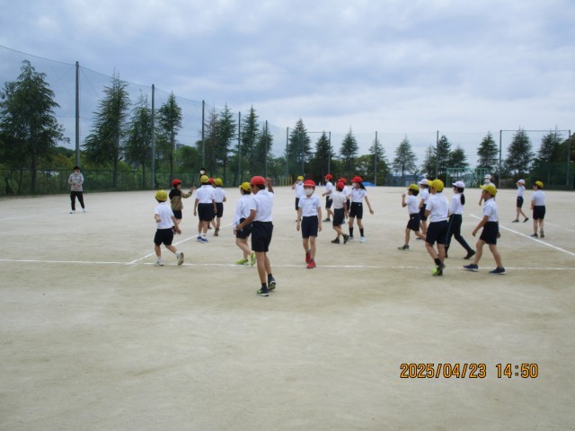 ＜外球技クラブ＞今日は、ドッジボールをしていました。高学年の本気のドッジボールはなかなかの迫力でした。