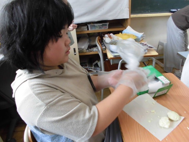 丸めてから、平たくします。