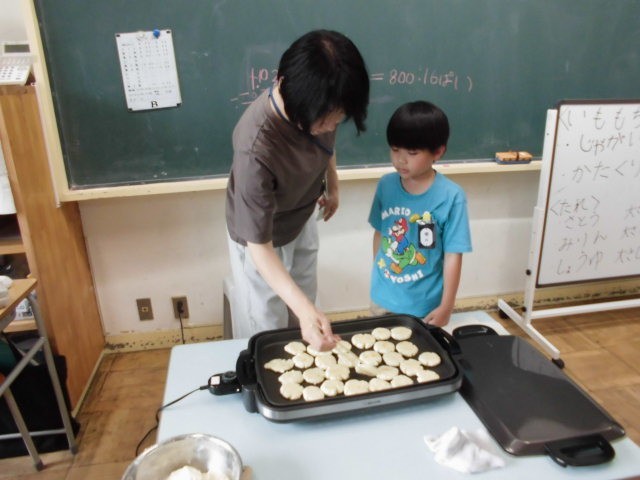 ホットプレートで両面焼きます。