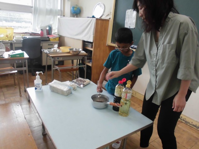 しょうゆ：さとう：みりんを１：１：１の割合で混ぜてたれを作ります。
