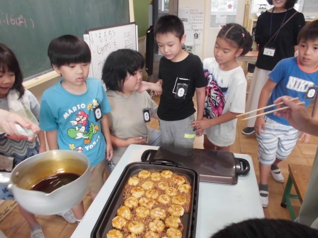 たれをかけて、焼きます。