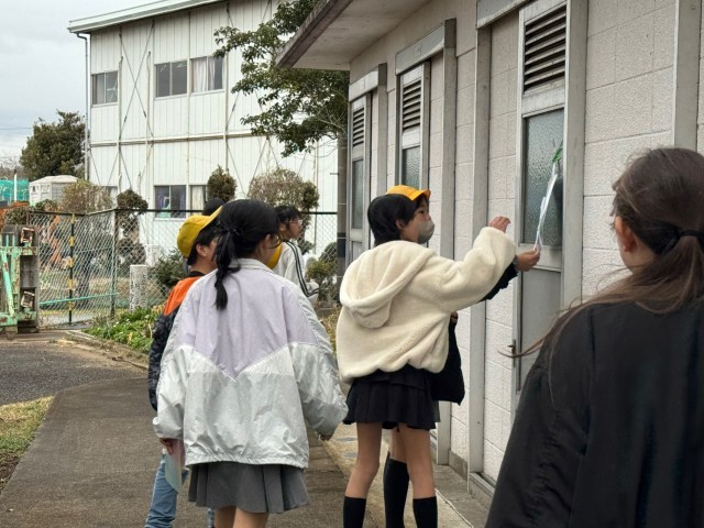 プール周辺にお題を発見
