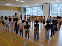 リコーダーの音色に合わせて歌を歌う様子