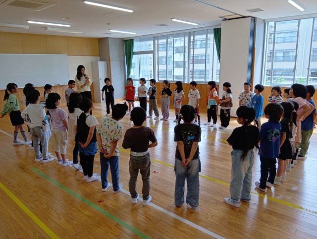 リコーダーの音色に合わせて歌を歌う様子